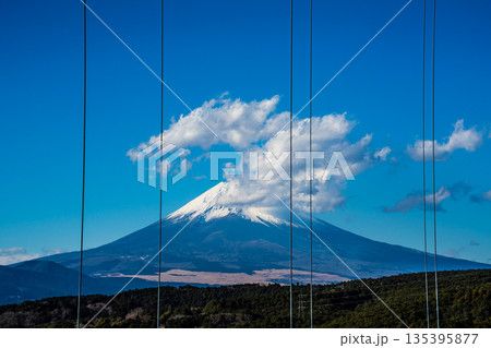 三島スカイウォークと富士山【静岡県三島市】 三島スカイウォークと富士山【静岡県三島市】 135395877