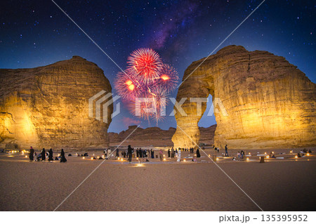アル・ウラのエレファントロックの神秘的な夜景 135395952