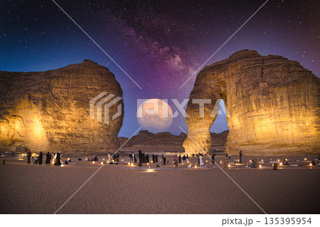 アル・ウラのエレファントロックの神秘的な夜景 135395954