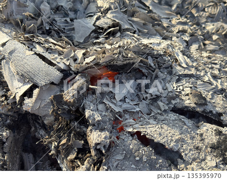 火事の後 灰と炎 火事の後 灰と炎 135395970