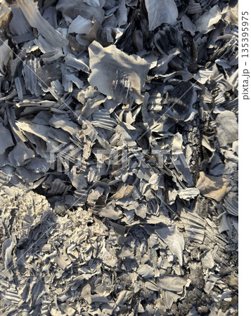 火事の後　灰と炎 135395975