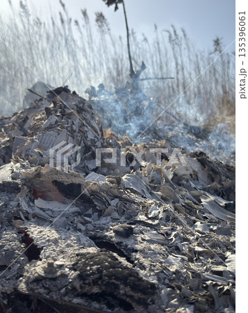 火事の後 灰のテクスチャー 火事の後 灰のテクスチャー 135396061