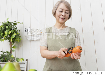 キッチンで楽しく料理をするシニア女性 135396131