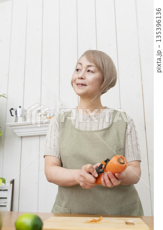 キッチンで楽しく料理をするシニア女性 キッチンで楽しく料理をするシニア女性 135396136