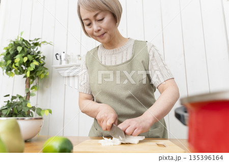 キッチンで楽しく料理をするシニア女性 キッチンで楽しく料理をするシニア女性 135396164