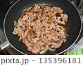 フライパンで作る自家製豚丼　 135396181