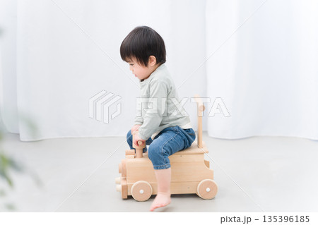 車のおもちゃに乗って遊ぶ子供 135396185