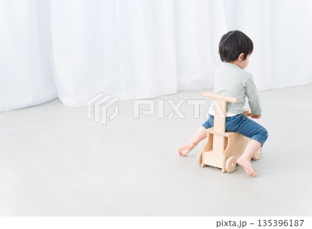 車のおもちゃに乗って遊ぶ子供 135396187