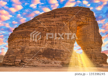 アル・ウラのエレファントロックの美しい夕景 135396245