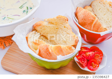 ミニクロワッサンを生地にするキッシュ作り 135396427