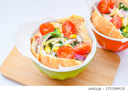 焼く前のミニクロワッサンキッシュ 135396428