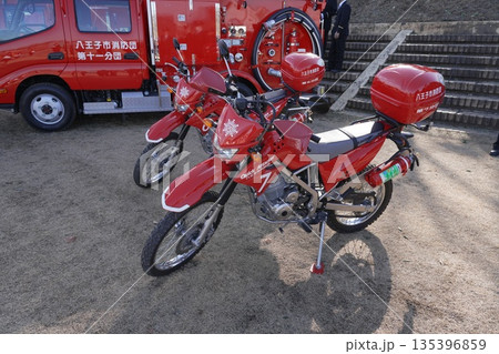 消防活動二輪車、二輪消防車、赤バイ 消防活動二輪車、二輪消防車、赤バイ 135396859