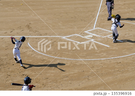 プロ野球選手を夢見て頑張っている野球少年 135396916