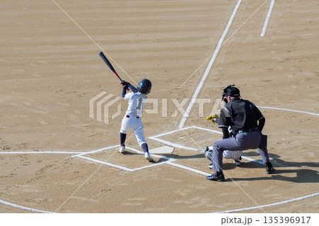 プロ野球選手を夢見て頑張っている野球少年 プロ野球選手を夢見て頑張っている野球少年 135396917