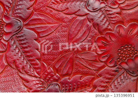 赤い型押しの本革 135396951