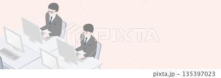アイソメトリックなオフィスデスクのイラスト。パソコンで仕事をするビジネスマンとコピースペース 135397023