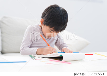 色鉛筆でお絵描きする子供1人 135397271