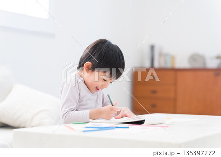 色鉛筆でお絵描きする子供1人 色鉛筆でお絵描きする子供1人 135397272