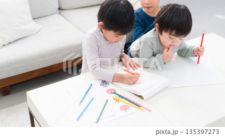 色鉛筆でお絵描きする子供複数人 135397273