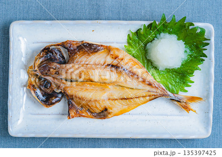 白い角皿に盛り付けた鯵の開き 大根おろしと大葉添え 135397425