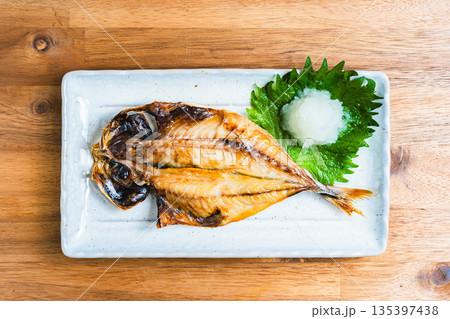 白い角皿に盛り付けた鯵の開き 大根おろしと大葉添え 白い角皿に盛り付けた鯵の開き 大根おろしと大葉添え 135397438