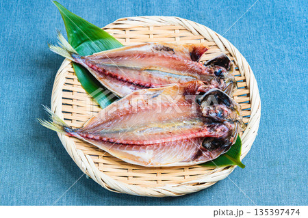 竹ざるに盛られた鯵の開き 135397474