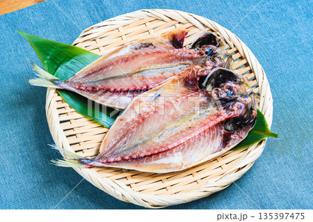竹ざるに盛られた鯵の開き 135397475