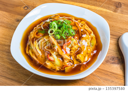 とろとろ餡がかかった天津飯 とろとろ餡がかかった天津飯 135397580