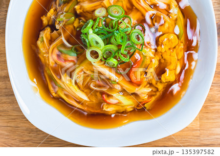 とろとろ餡がかかった天津飯 135397582