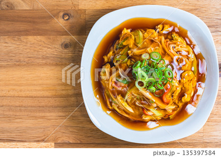 とろとろ餡がかかった天津飯 135397584