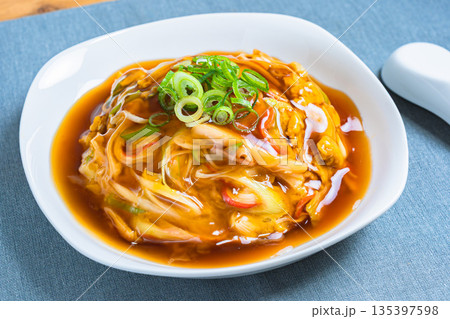 とろとろ餡がかかった天津飯 135397598