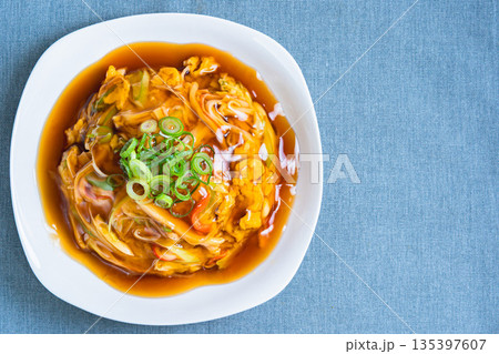 とろとろ餡がかかった天津飯 135397607