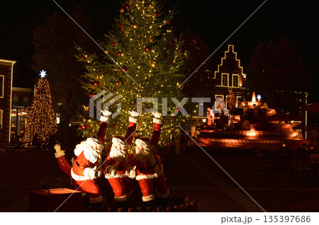 テーマパークのクリスマスライトアップ テーマパークのクリスマスライトアップ 135397686