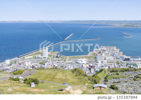 北海道稚内市　夏の北海道　高台から見る稚内の街並み 135397994