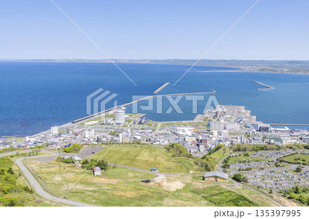 北海道稚内市　夏の北海道　高台から見る稚内の街並み 135397995
