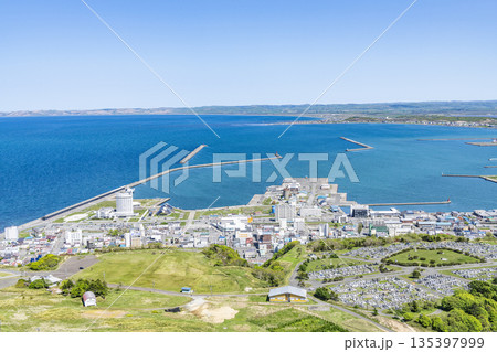 北海道稚内市　夏の北海道　高台から見る稚内の街並み 135397999