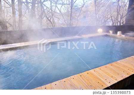 露天風呂の風景 湯気が立ち上る温泉 源泉掛け流し温泉 湯けむりの露天風呂 温泉イメージ イメージ素材 露天風呂の風景 湯気が立ち上る温泉 源泉掛け流し温泉 湯けむりの露天風呂 温泉イメージ イメージ素材 135398073