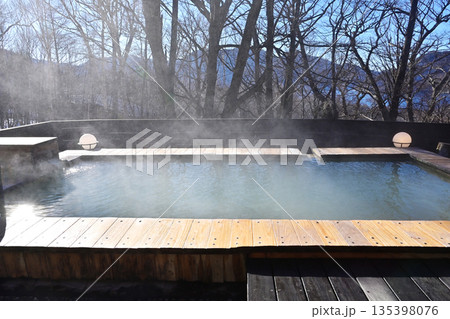 露天風呂の風景　湯気が立ち上る温泉　源泉掛け流し温泉　湯けむりの露天風呂　温泉イメージ　イメージ素材 135398076