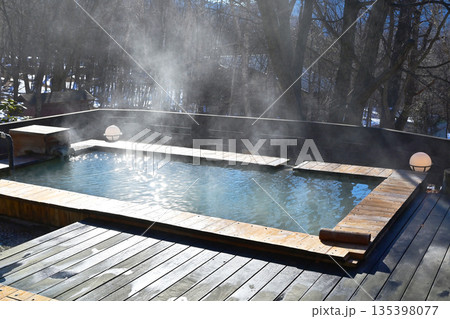 露天風呂の風景　湯気が立ち上る温泉　源泉掛け流し温泉　湯けむりの露天風呂　温泉イメージ　イメージ素材 135398077