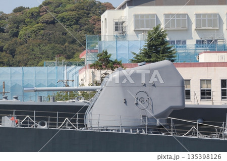 護衛艦たかなみの54口径127mm速射砲 135398126
