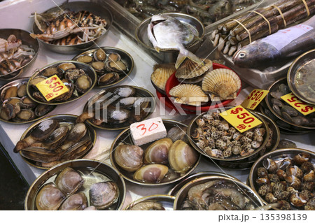 香港島北角の市場で売られる魚。日本ではなじみのない魚も多い 香港島北角の市場で売られる魚。日本ではなじみのない魚も多い 135398139