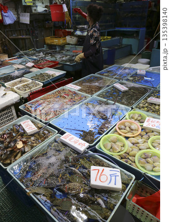 香港島北角の市場で売られる魚。日本ではなじみのない魚も多い 135398140