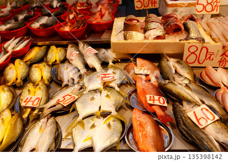 香港島北角の市場で売られる魚。日本ではなじみのない魚も多い 135398142