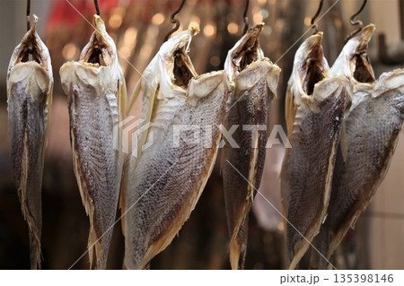 香港・徳輔道西で売られる塩干し魚（ハムユイ）。クサヤに似ていで臭いが美味。かつては安かったが今は高価 135398146