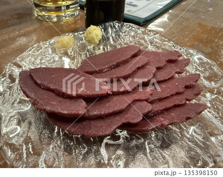 馬肉の上赤身の馬刺しとにんにくと薬味 135398150
