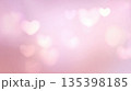 玉ボケとハートのピンクの背景 135398185
