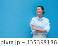 腕組みした笑顔の女性 135398186