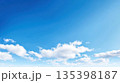 夏の青空と白い雲 135398187