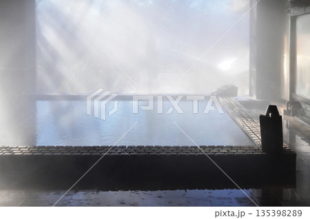 朝風呂の風景　湯気立ち上がる温泉　光が差し込む温泉　湯気に包まれるお風呂　温泉イメージ　イメージ素材 135398289