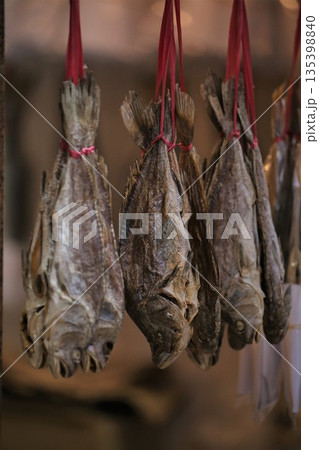 香港・徳輔道西で売られる塩干し魚(ハムユイ)。クサヤに似ていで臭いが美味。かつては安かったが今は高価 香港・徳輔道西で売られる塩干し魚(ハムユイ)。クサヤに似ていで臭いが美味。かつては安かったが今は高価 135398840